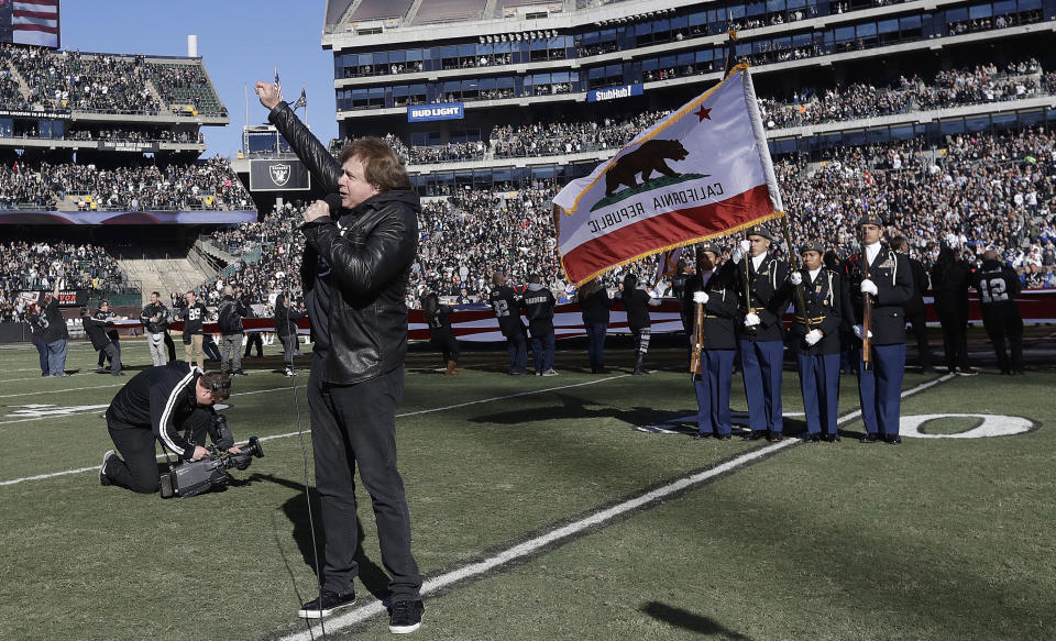 En esta foto del 24 de diciembre de 2016, Eddie Money canta el himno nacional previo a un partido de la NFL entre los Raiders de Oakland y los Colts de Indianapolis, en Oakland, California. Money murió el viernes 13 de septiembre del 2019. Tenía 70 años. (AP Foto/Marcio José Sánchez)