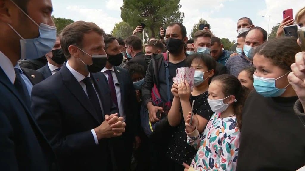 Emmanuel Macron dans un quartier sensible de Montpellier, le 19 avril 2021. - BFMTV