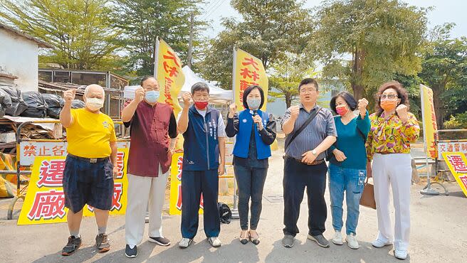 高雄市議員陳麗娜（中）與當地居民和民團高喊：「中油不准復工，高雄市府失職」。（洪靖宜攝）