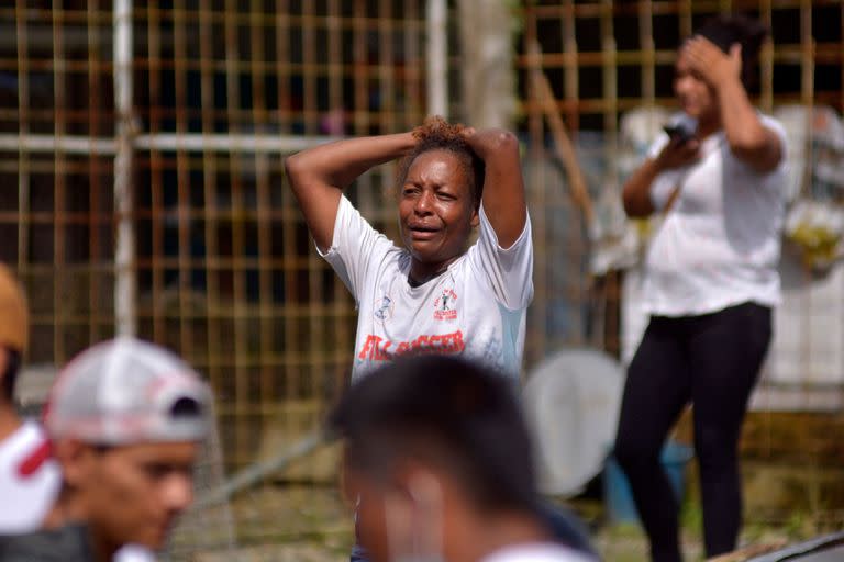 Un familiar de un recluso reacciona en el exterior de la c&#xe1;rcel de Bellavista tras un mot&#xed;n, en Santo Domingo de los Tsachilas, Ecuador, el 9 de mayo de 2022.
