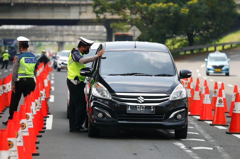 Travellers return to the capital city after Eid al-Fitr festival amid the COVID-19 pandemic