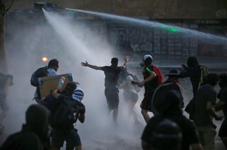 Imagen de archivo de manifestantes enfretándose a la policía durante las protestas contra el Gobierno, en Santiago, Chile