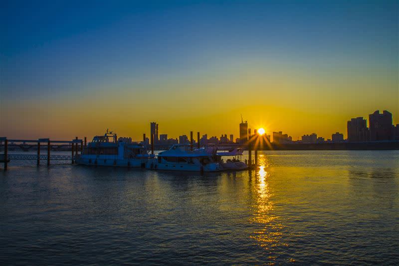 想要賞月也想欣賞夕陽西下的美景，延平河濱的大稻埕碼頭是首選。（圖／北市水利處提供）