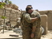 <b>Trauer unter afghanischer Sonne </b> <br> <br> Afghanistan: Diese beiden amerikanische Soldaten trauern um einen getöteten Kameraden.(Bild: Reuters)