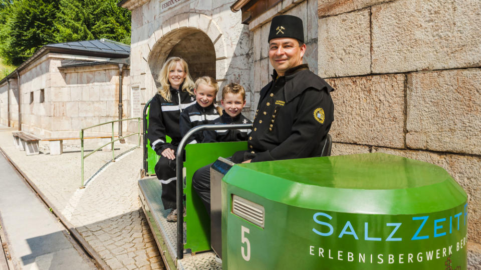 Mit einem Bergwerk verbinden die meisten harte Arbeit und viel Schmutz. Das ist im Salzbergwerk Berchtesgaden ebenfalls der Fall, jedoch nur in den Stollen, wo auch heute noch aktiv Salz abgebaut wird. Es gibt aber auch jene Stollen, wo Besucher in eine fantastische Welt eintauchen.