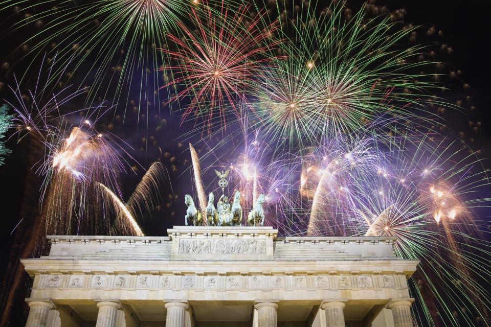 <p>Begrüßen Sie das neue Jahr in einer der hippsten Hauptstädte Euopas, Berlin. Topdeck bietet eine viertägige Berlin Silvester-Reise inklusive Stadtrundgängen und der Silvesterfeier am Brandenburger Tor. Der Preis von 230 Euro pro Person enthält die Übernachtungen und mehrere Mahlzeiten. Flüge kosten extra. [Bild: Getty] </p>