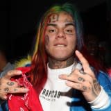 The jersey of the New York Mets worn by 6ix9ine in her video clip Tati  feat. DJ SpinKing (WSHH Exclusive)