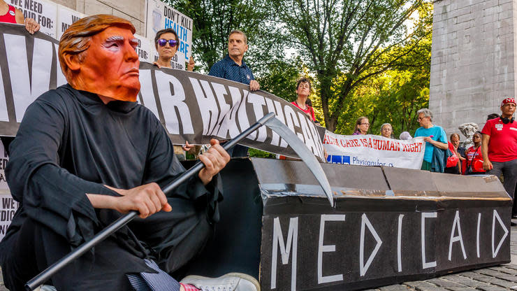 Donald Trump lässt trotz seiner Abstimmungsniederlage im US-Senat nicht locker: Er will die Gesundheitsreform von Barack Obama kippen. Was wären die Folgen, wenn er sich damit am Ende doch noch durchsetzt?