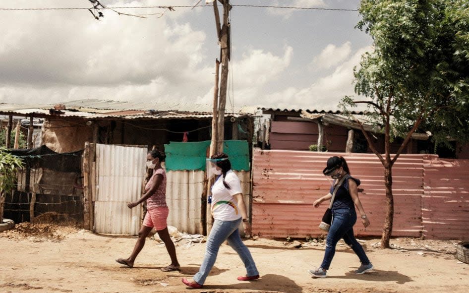 Mayerlin Vergara Perez (centre), visits Villa Del Sur - Nicolo Filippo Rosso/UNHCR