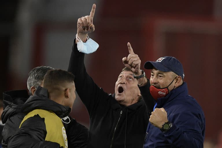 Una noche emotiva: Julio Falcioni señala al cielo en el partido de la Copa Sudamericana 2021 ante Bahía, luego de la muerte de su esposa.