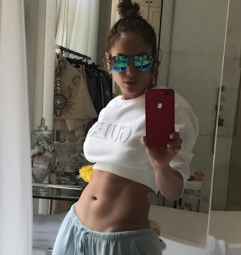 <p>Finde den Fehler: Jennifer Lopez heimste sich diese Woche mit ihrem Photoshop-Fail einen mittleren Shitstorm ein. (Bild: Instagram/jlo) </p>