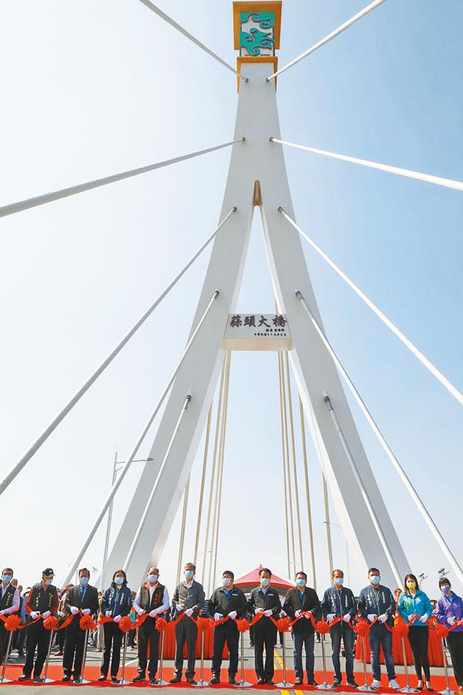 嘉義縣六腳鄉蒜頭大橋6日通車，縣長翁章梁（右六）等人出席剪綵。（張毓翎攝）