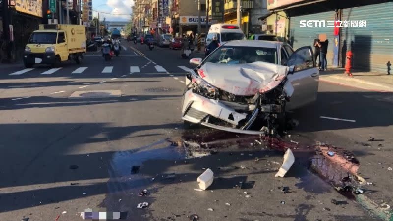 肇事轎車頭幾乎全毀，車上駕駛和乘客受輕傷送醫。