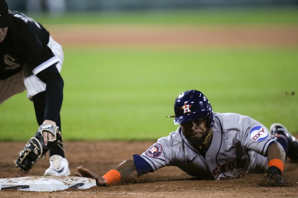 Houston Astros' Corey Julks dives safely back to first base during the fourth inning of a baseball game against the Chicago White Sox, Friday, May 12, 2023, in Chicago. (AP Photo/Erin Hooley)