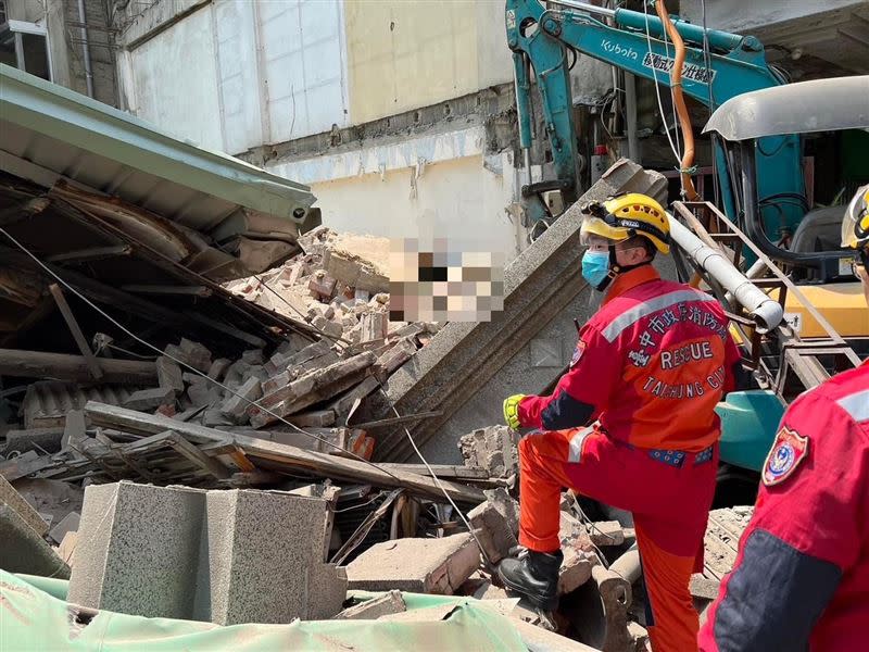 台灣大道一段一棟百年老屋倒塌，造成3名工人遭活埋瓦礫堆，歷經9小時極力搶救仍不幸罹難。(圖／翻攝畫面)