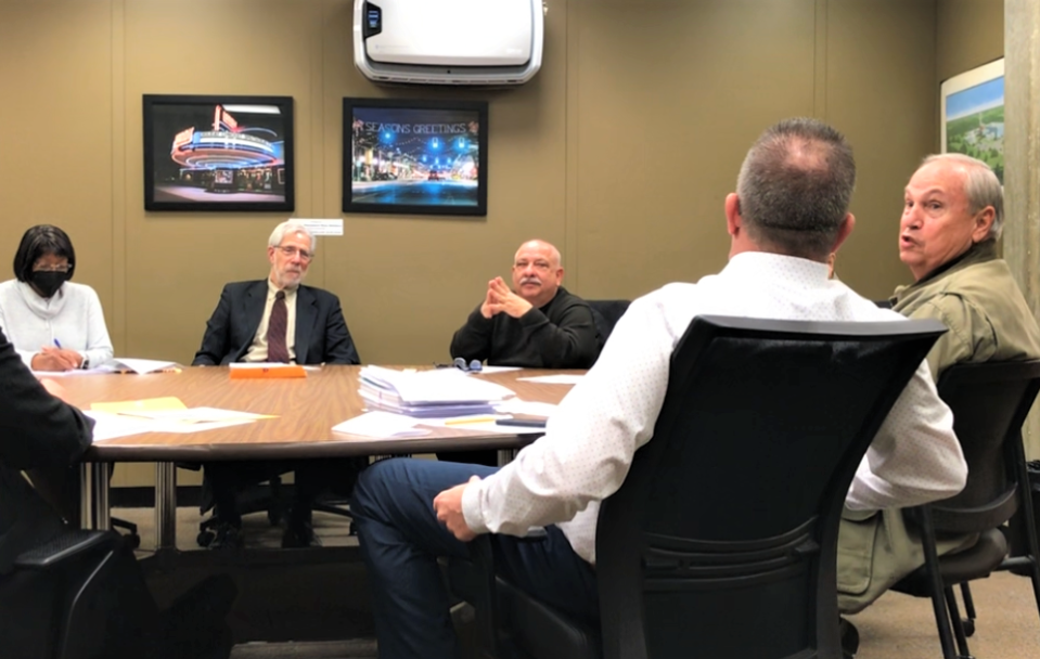 Vineland City Council, city staff, and a resident talk at a pre-meeting session Tuesday night, with topics ranging from the night's regular meeting agenda items to the future of trash collection. Far left: Resident Steve Lewis, a frequent attendee, talks to Administrator Robert Dickenson. PHOTO: Jan. 24, 2023.