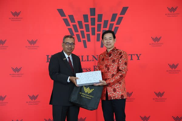 Dato' Dr. Colin Lee, KL Wellness City (KLWC) Managing Director presenting a token of appreciation to Encik Mohamed Amin bin Yahya, Senior Director of Domestic and Event Division, Tourism Malaysia.