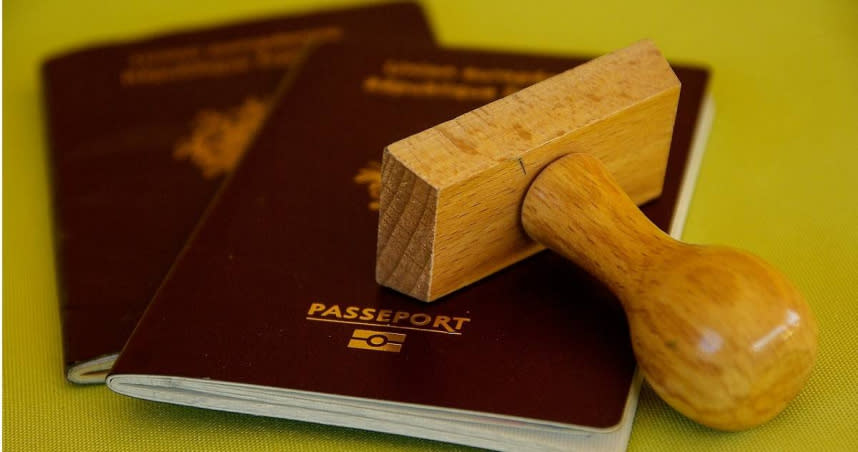 一名28歲范姓男子因為有案在身被通緝，但又很想出國玩，竟用合成證件照假冒，成功辦理護照。（示意圖／Pixabay）