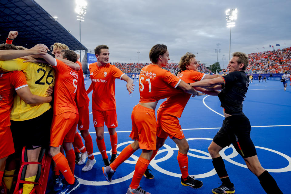 PARIJS, FRANKRIJK - AUGUSTUS 8: De Nederlander Doku Telgenkamp en de Nederlander Floris Middendorp maakten ruzie met de Duitser Niklas Willen na provocatie van de Nederlander Doku Telgenkamp richting de Duitse doelman tijdens de Olympische Spelen tussen Duitsland en Nederland in het Stade Olympique Yves du Manoir op 8 augustus 2024. In Parijs, Frankrijk (Foto door: Eric Verhoeven/Socrates/Getty Images)