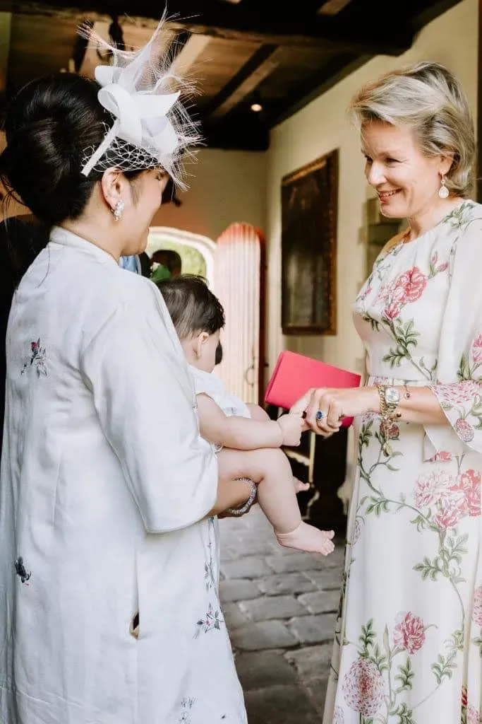 比利時王后瑪蒂爾德（右）受邀出席，吳欣盈7個月大兒子俏皮抓著王后手指。攝自吳欣盈臉書