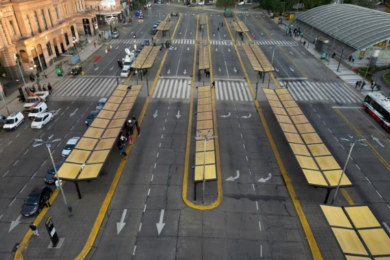 Vista área de las paradas de autobuses vacías frente a la estación de trenes de Constitución durante la huelga general el 9 de mayo de 2024 en Buenos Aires, Argentina (Luis ROBAYO)