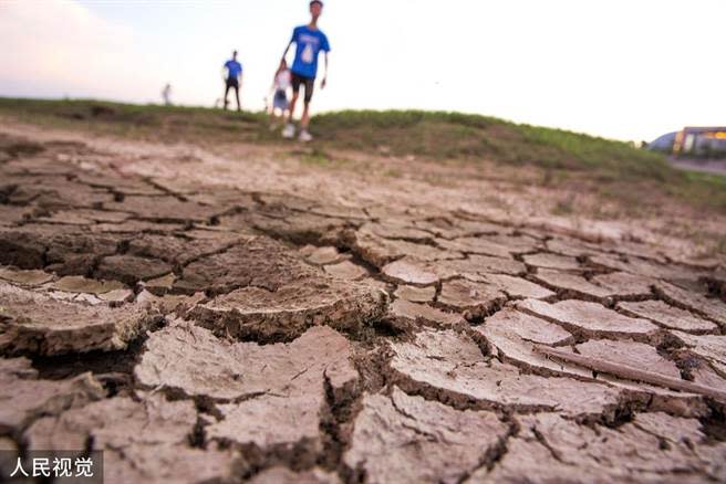 大陸應對南旱北澇：要立足於抗大旱、抗長旱。圖為8月6日江西九江鄱陽湖都昌印山附近水域裸露大面積湖床。（人民視覺）