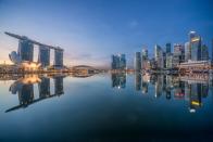<p><b>9 − Singapur −</b> Bien conocida por ser la ciudad de los negocios y de los bajos impuestos, la ciudad de los Leones cuenta con 870.000 millones de dólares. Con su muy desarrollada y próspera economía de libre mercado, es la isla-Estado más abierta a las inversiones directas extranjeras.</p>