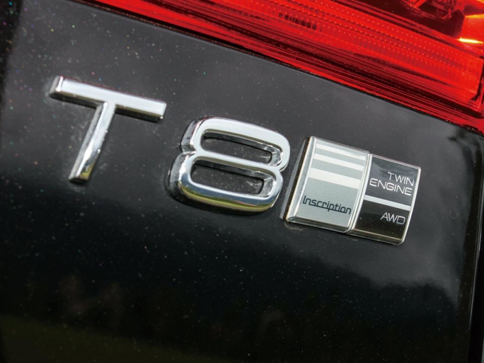 尾門上除了T8動力銘牌，還有Inscription與AWD等徽章。