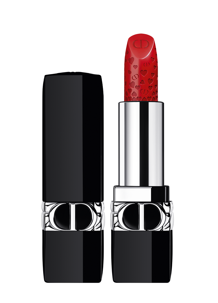 <p>En tu neceser de maquillaje no puede faltar un color clásico en barra como este rojo, que para San Valentín se viste de corazones en una auténtica declaración de amor. Enriquecido con extractos de peonía y granada, además de darle a tus labios un alegre tono en un acabado satinado, promete hasta 16 horas de color y cuidados. <br>Rouge Dior, Edición limitada San Valentín, en Red Smile, de Dior. $39. <a href="https://www.dior.com/en_us/products/beauty-Y0224009-rouge-dior-valentines-day-limited-edition-lipstick-engraved-hearts-motif-couture-color-satin-finish-floral-lip-care-comfort-and-long-wear" rel="sponsored noopener" target="_blank" data-ylk="slk:dior.com;elm:context_link;itc:0;sec:content-canvas" class="link ">dior.com </a></p>