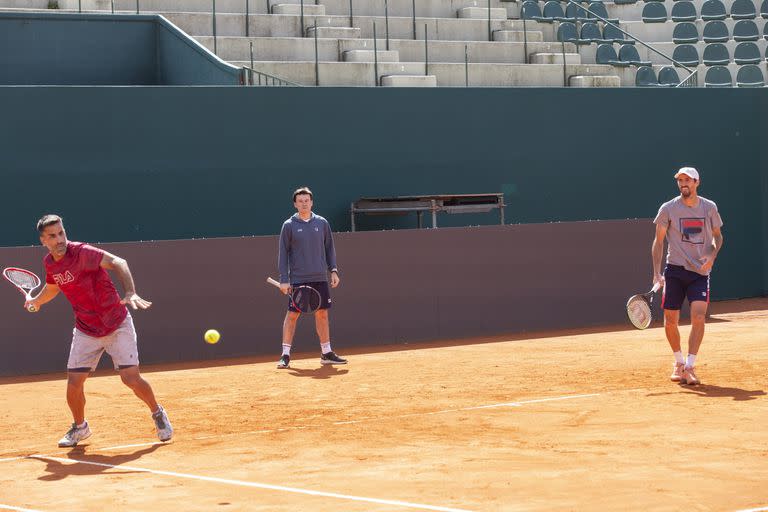 'Machi' y 'Molto', seguidos de cerca por el capitán Guillermo Coria, en un entrenamiento de esta semana