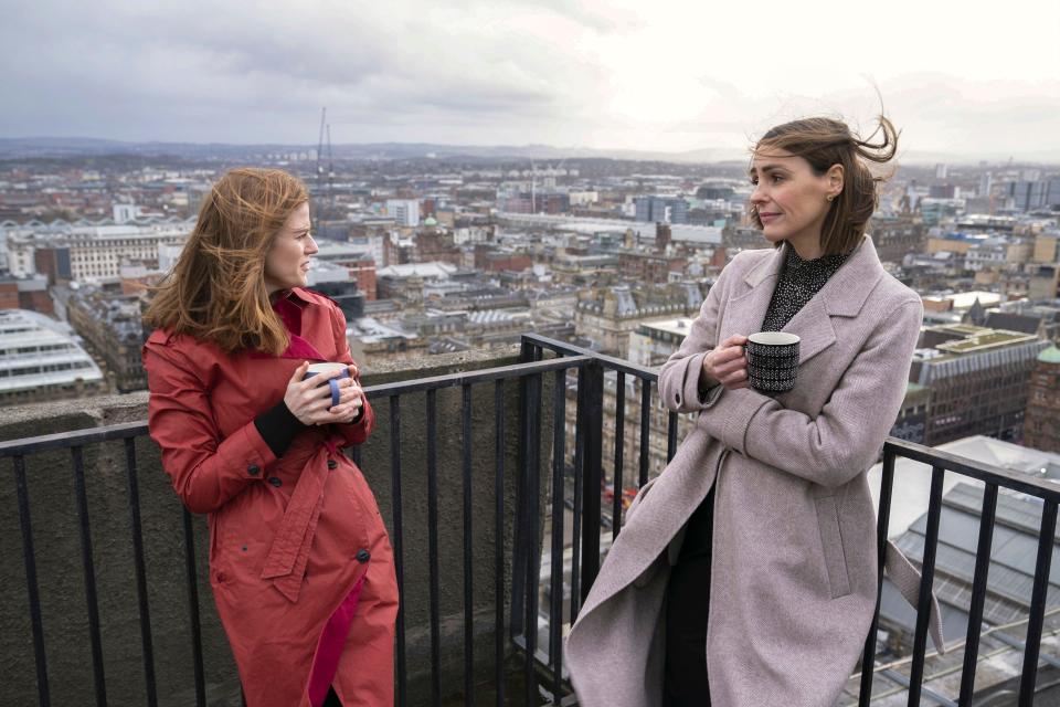 ROSE LESLIE and SURANNE JONES in VIGIL (2021), directed by ISABELLE SIEB and JAMES STRONG. Credit: WORLD PRODUCTIONS / Album