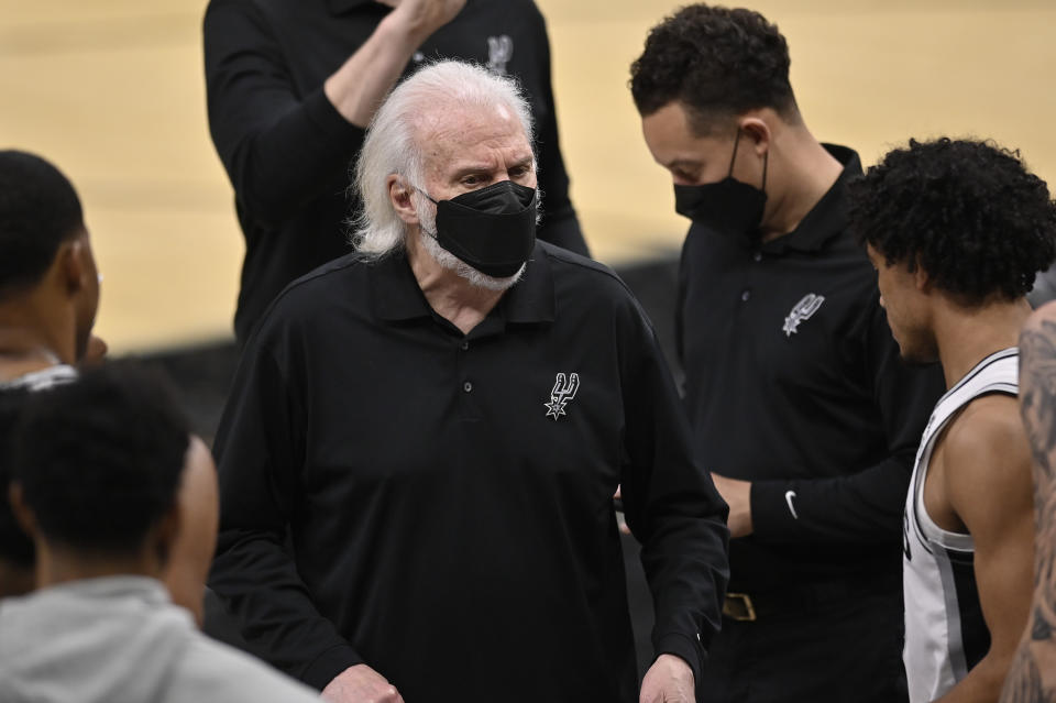 Gregg Popovich, entrenador de los Spurs de San Antonio, habla con sus jugadores durante el partido ante los Bulls de Chicago, el sábado 27 de marzo de 2021 (AP Foto/Darren Abate)