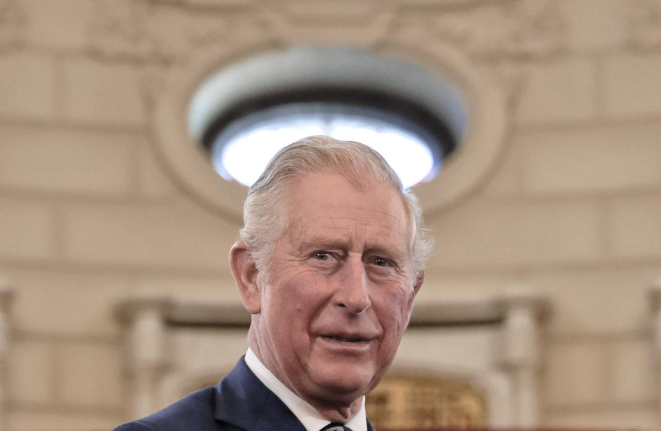 ARCHIVO - En esta fotografía del miércoles 29 de marzo de 2017, el príncipe Carlos sonríe durante una ceremonia en el palacio presidencial de Cotroceni, en Bucarest, Rumania. (AP Foto/Vadim Ghirda, Archivo)