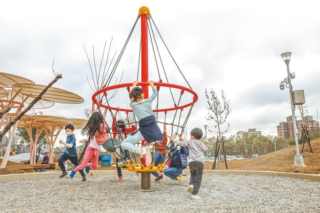 AI智慧園區北側打造竹北首座的「共融式公園」，小朋友開心玩「旋轉陀螺」。（羅浚濱攝）