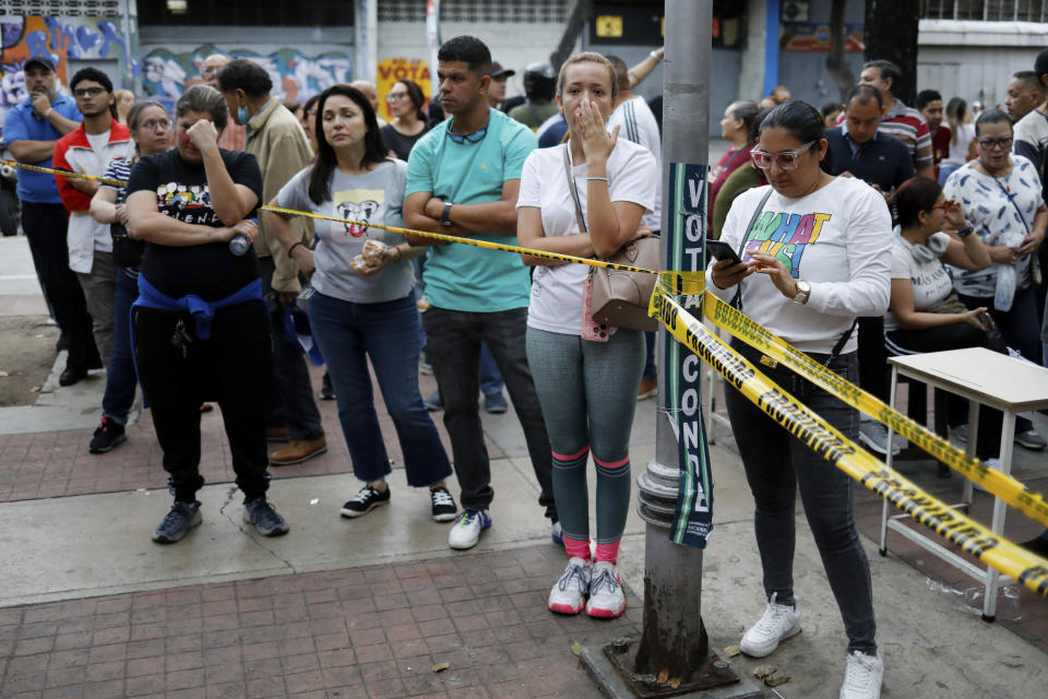 Los votantes esperan para acceder a la Escuela Andrés Bello, el principal centro de votación en Caracas, Venezuela, durante las elecciones presidenciales del domingo 28 de julio de 2024. (AP Foto/Cristian Hernández)