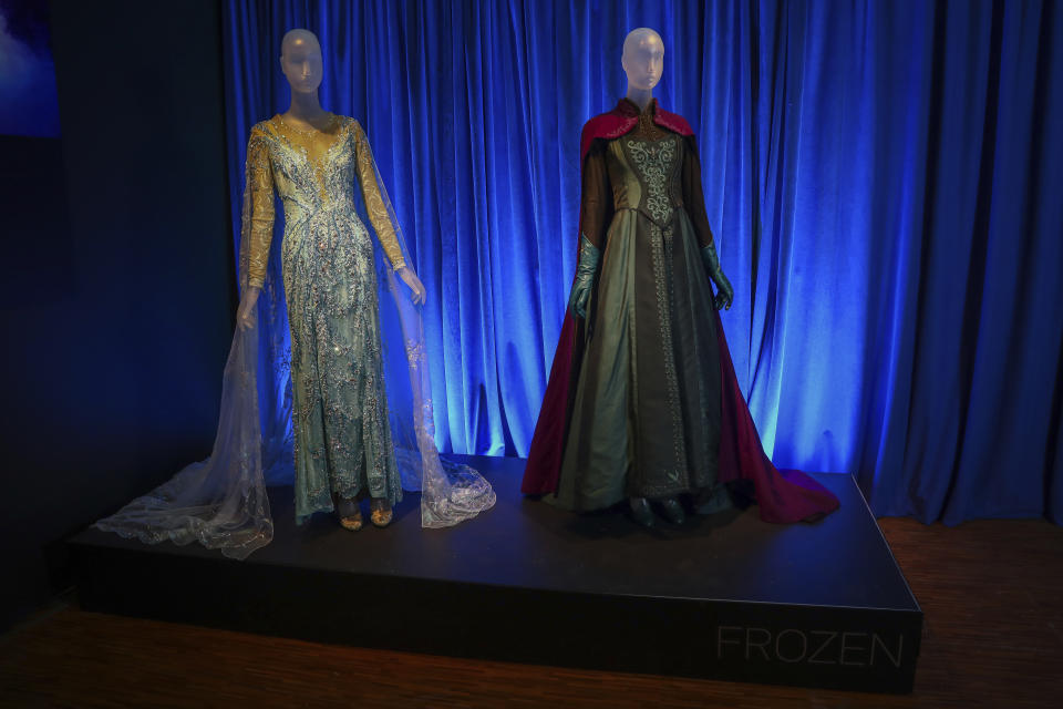Prendas de vestuario del musical de Broadway "Frozen" se exponen como parte de "Showstoppers! Spectacular Costumes from Stage & Screen", una muestra a befenicio del fondo de recuperación de la Coalición del Instituto del Vestuario, el lunes 2 de agosto de 2021 en Times Square, en Nueva York. (Foto por Andy Kropa/Invision/AP)