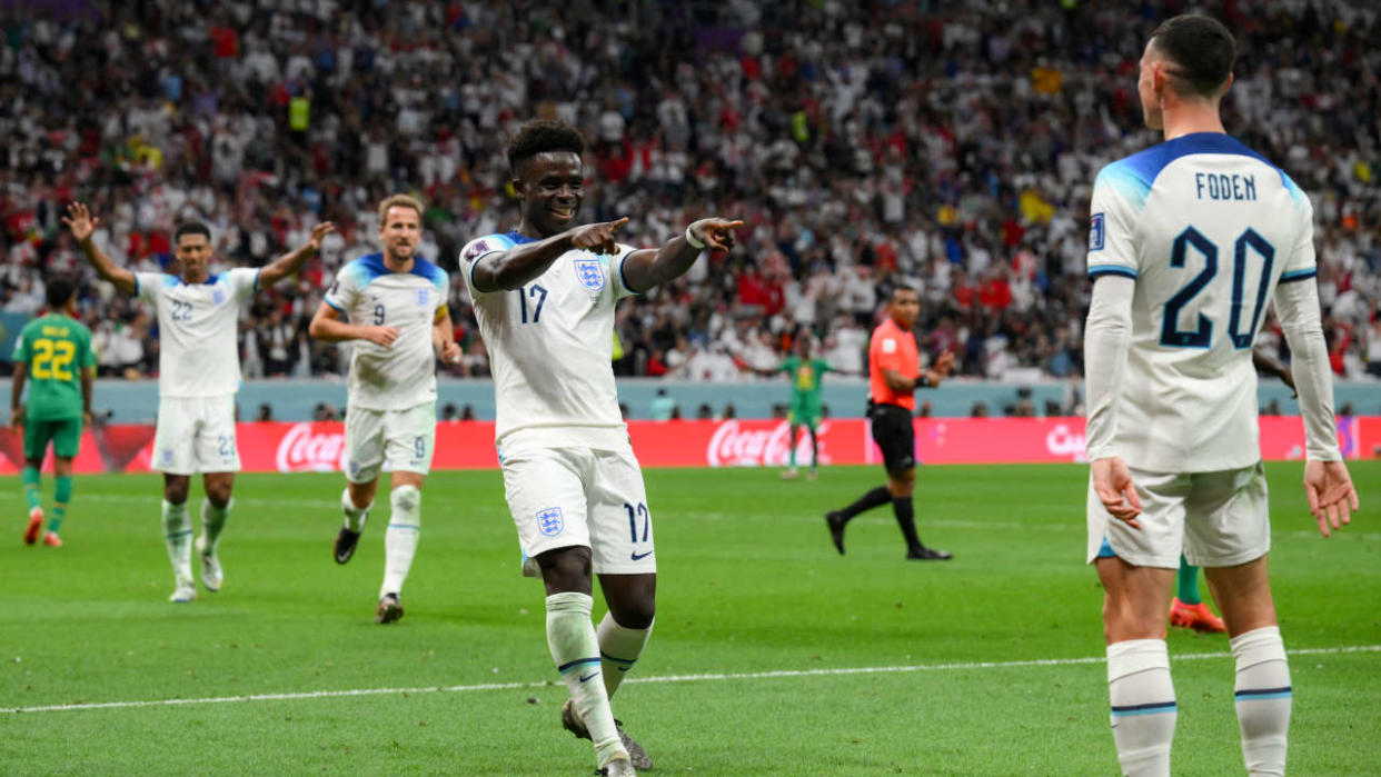Bukayo Saka célèbre avec Phil Foden après avoir marqué le troisième but de son équipe lors des huitièmes de finale de la Coupe du monde Qatar 2022 entre l’Angleterre et le Sénégal.