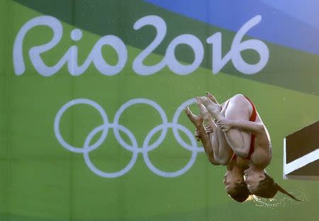 2016 Rio Olympics - Diving - Final - Women?s Synchronised 10m Platform - Maria Lenk Aquatics Centre - Rio de Janeiro, Brazil - 09/08/2016. Amy Cozad (USA) and Jessica Parratto (USA) of USA compete REUTERS/Pilar Olivares