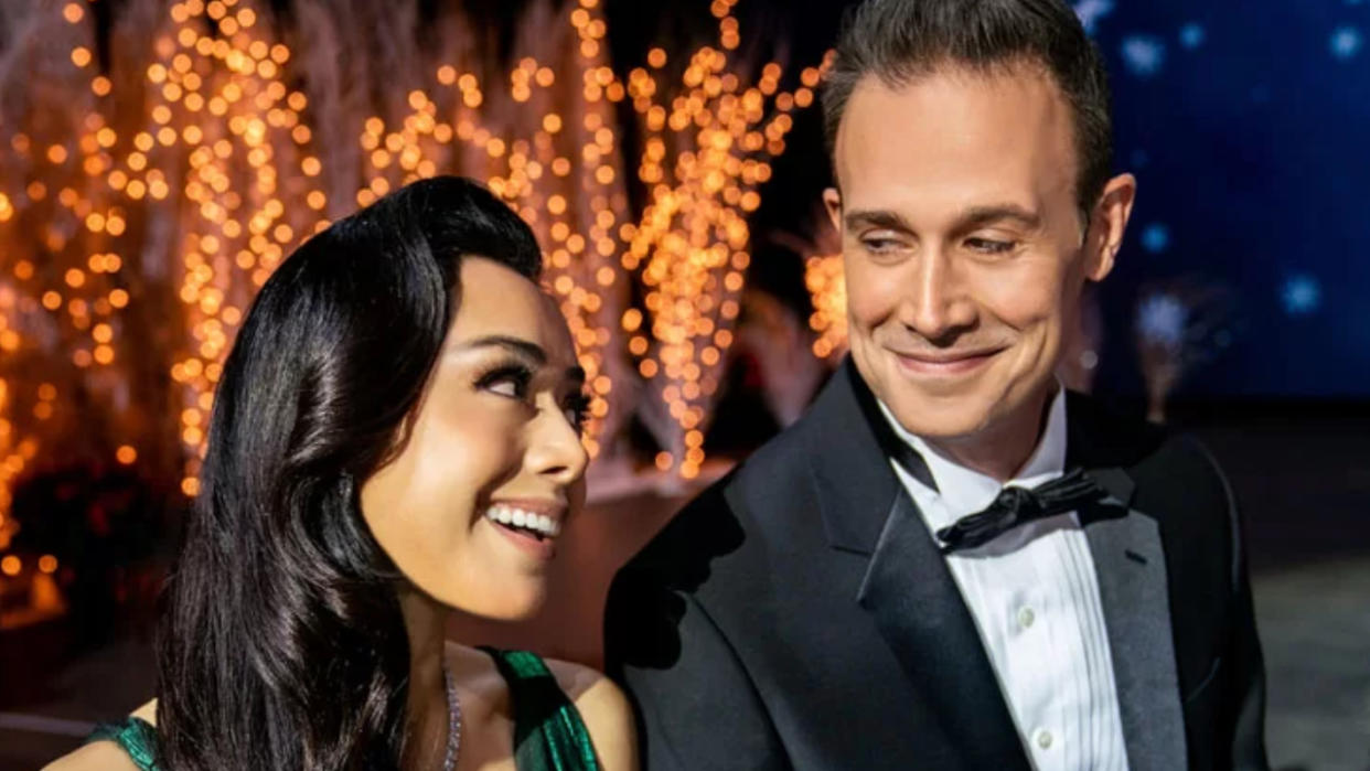  Aimee Garcia and Freddie Prinze Jr. in Christmas with You 