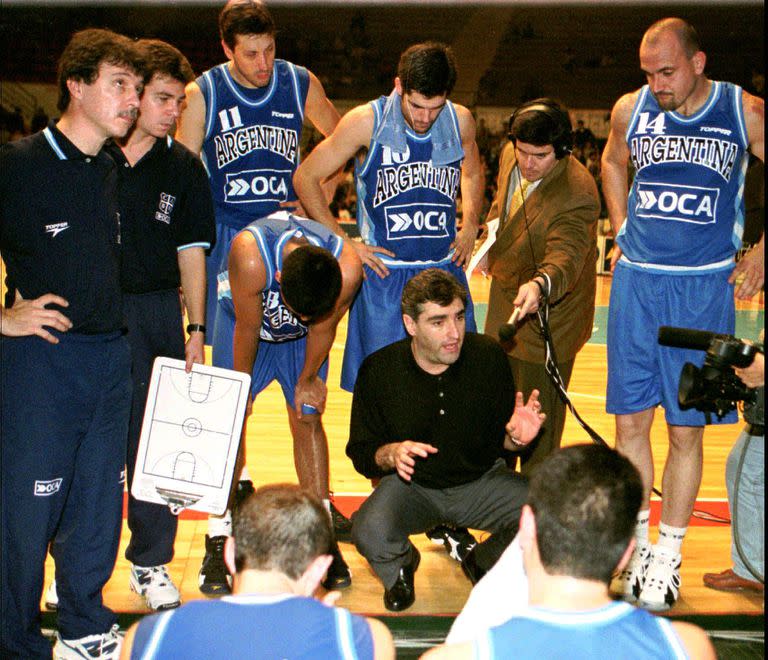 Esteban Perez, Juan Espil y Carlos Patricio Simoni escuchan a Julio Lamas en el Premundial de 1997; con apenas 33 años, uno de los torneos mas duros que le tocó dirigir en la selección, antes de la renovación que él mismo inició; Magano (izquierda), fue uno de sus asistentes