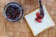 <p>Ein goldbraun gebranntes Weizentoast mit der Lieblingsmarmelade – könnte ein Tag schöner starten? Schöner vielleicht nicht, dafür aber gesünder. Denn so lecker diese Kombination auch ist, sie ist auch eine ordentliche Kalorienbombe. Das Stück Weißbrot ist nämlich voller gesättigter Fettsäuren und Zucker, die zwar für den Moment Energie bringen, nach dem Verzehr folgt jedoch auch schnell wieder der Heißhunger. (Bild-Copyright: suksao999/iStock/Getty Images)</p>