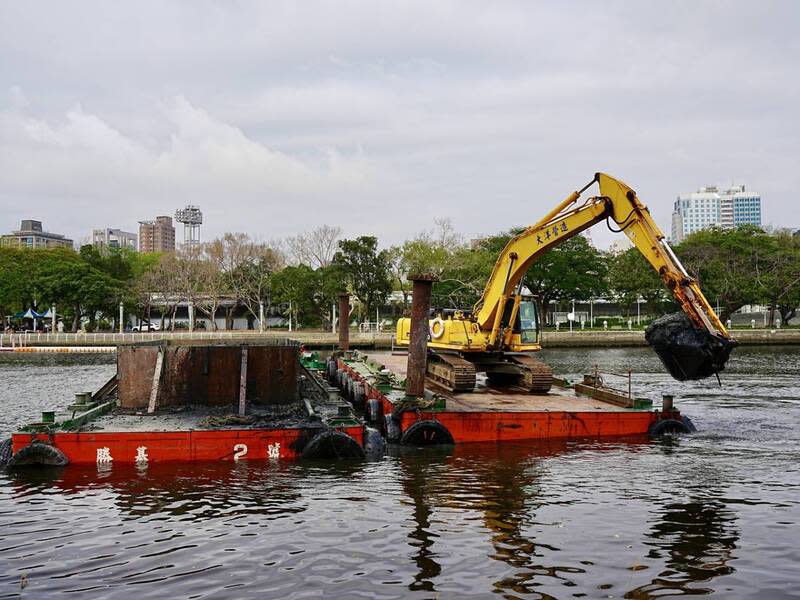 高雄愛河河道底泥清疏工程 高雄市水利局進行愛河七賢橋至高雄橋間河道底泥清 疏，這項清疏工程工期約100天，總長約1.2公里，疏 濬後除了排水順暢外，並減緩愛河底泥產生異味，提 供民眾舒適、安全河岸環境。 （高雄市水利局提供） 中央社記者林巧璉傳真  113年4月13日 