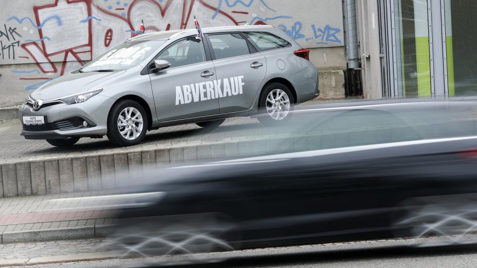 Kunden für neue Autos sind derzeit rar: Der Schriftzug «Abverkauf» steht auf einem grauen Toyota Auris Kombi vor einem Autohaus in Chemnitz.