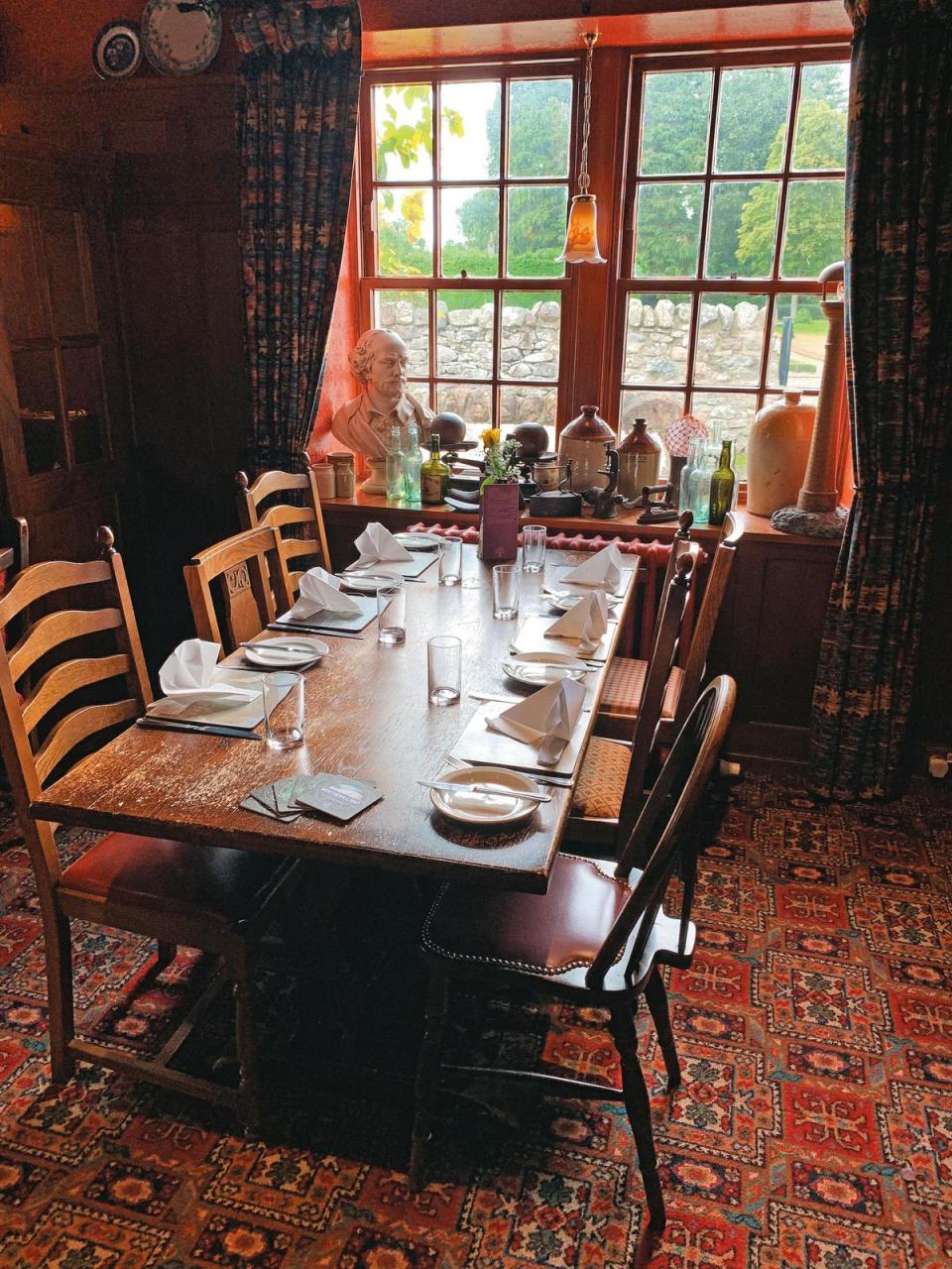 下午參訪酒廠前，可先到Cawdor Tavern用餐，但記得先訂位。這裡離莎士比亞《馬克白》場景Cawdor Castle也很近。