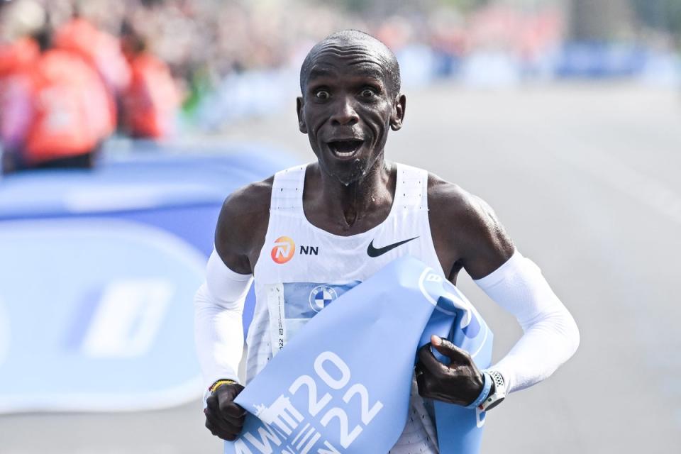 Kenya's Eliud Kipchoge celebrates after winning Berlin Marathon 2022 (EPA)