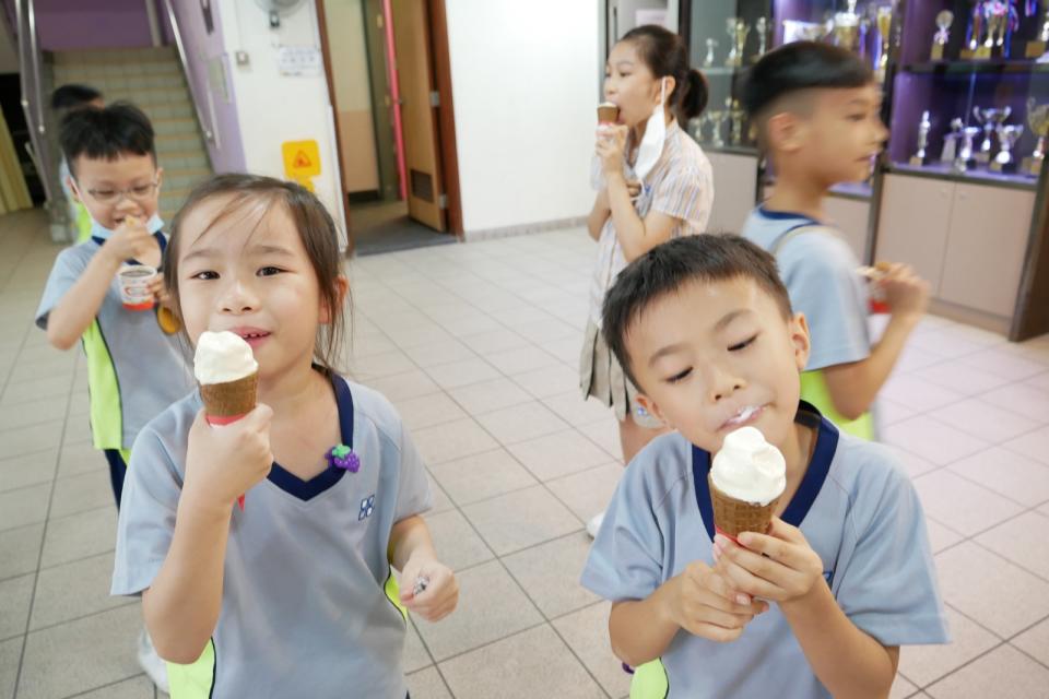 <span>難得有雪糕車進駐，同學們都表現開心又興奮。</span>