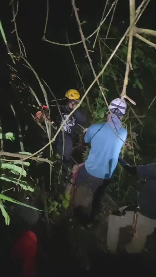 屏東旗鹽主山發生登山客摔落邊坡，救難人員接觸時已無生命徵家。屏東縣消防局提供