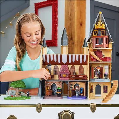 You can save 22% right now on this Hogwarts Castle play set