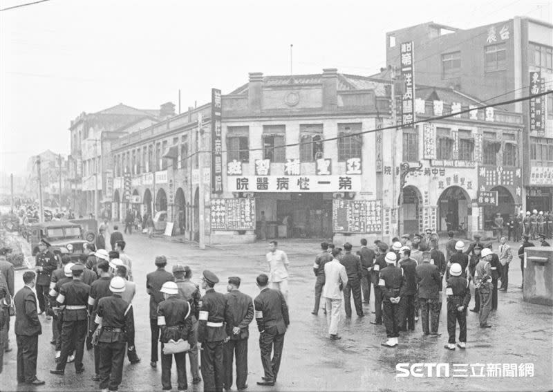 1964年台中地院強制執行搬遷行動，憲兵、警員等都到場。（圖／余如季攝）