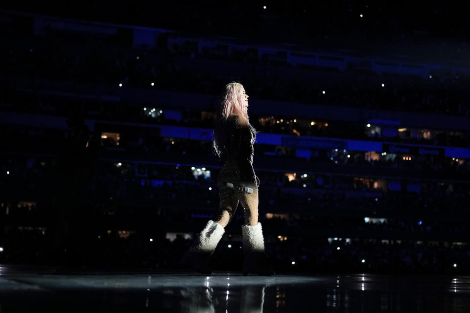 Karol G durante un concierto de su gira "Mañana será bonito" en el Estadio Azteca de la Ciudad de México el jueves 8 de febrero de 2024. (Foto AP/Eduardo Verdugo)